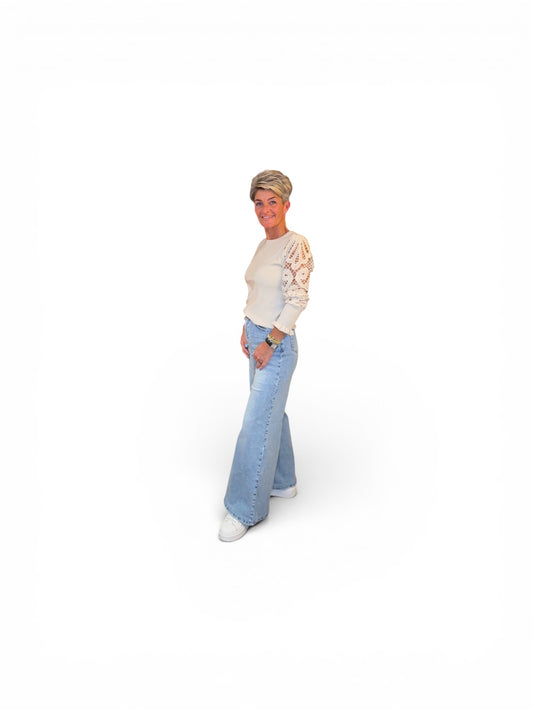 Elegante soft top met opengewerkte mouwen